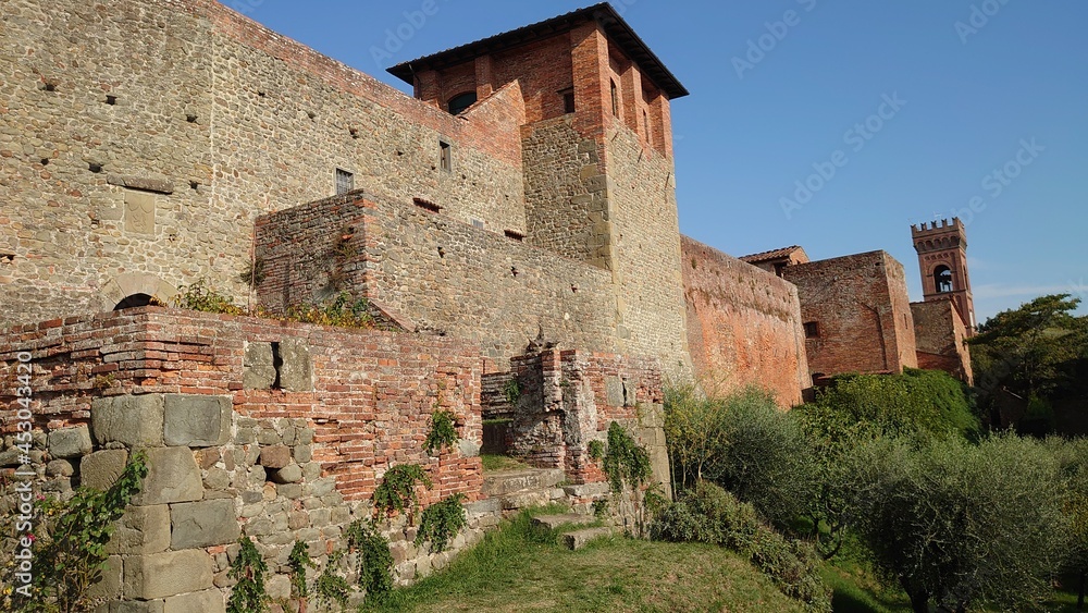 Ciel bleu sur la forteresse de Montecarlo en Toscane, Italie.