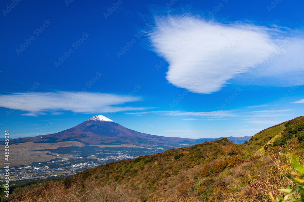 富士山と吊るし雲　静岡県御殿場市の箱根スカイラインにて