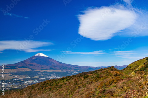 富士山と吊るし雲 静岡県御殿場市の箱根スカイラインにて