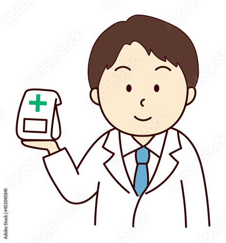 薬を手に持った笑顔の男性薬剤師