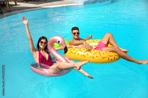 Young couple with inflatabl...