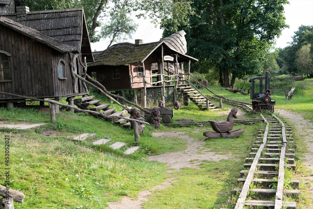 Auf Entdeckertour - Ein Abenteuerspielplatz mit Holzhäusern und einer Lokomotive Auf Entdeckertour - Ein Abenteuerspielplatz mit Holzhäusern und einer Lokomotive