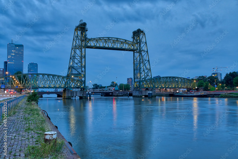 Naklejka premium Historische Hafenbrücke in Rotterdam bei Nacht