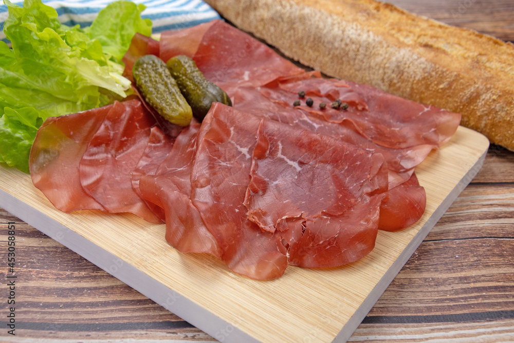 tranches de bresaola sur une planche à découper tranches de bresaola sur une planche à découper