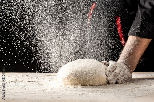 Εκτύπωση καμβά Male hands making dough for pizza