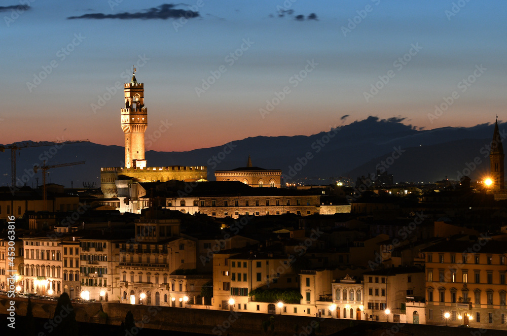 Obraz premium Night view of the Palace of Town Hall of Florence seen from Piazzale Michelangelo. Italy