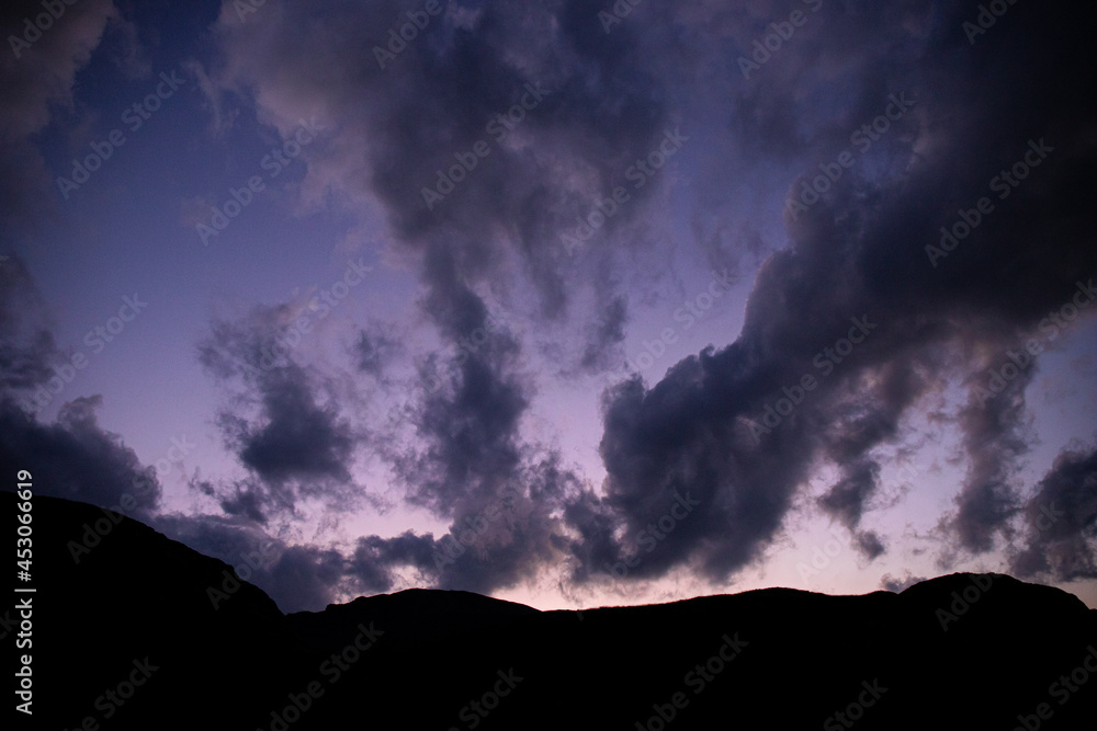 ciel pendant un coucher de soleil dans les montagnes du parc naturel regional de l'Ubaye dans les alpes francaises.