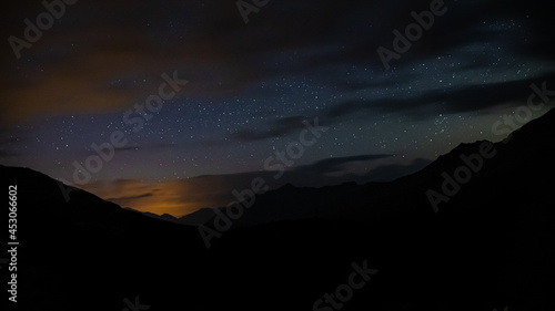 ciel nocture avec étoiles nuages et jolies couleurs dans les montagne du parc régional de la vallée de l'Ubaye dans les alpes francaises.