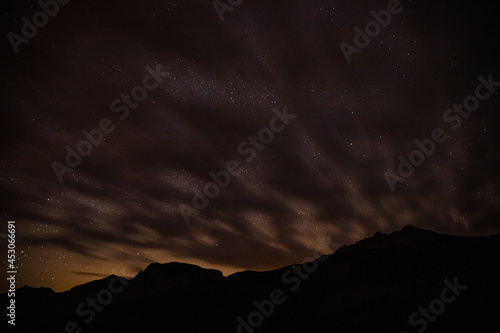 ciel nocture avec étoiles nuages et jolies couleurs dans les montagne du parc régional de la vallée de l'Ubaye dans les alpes francaises.