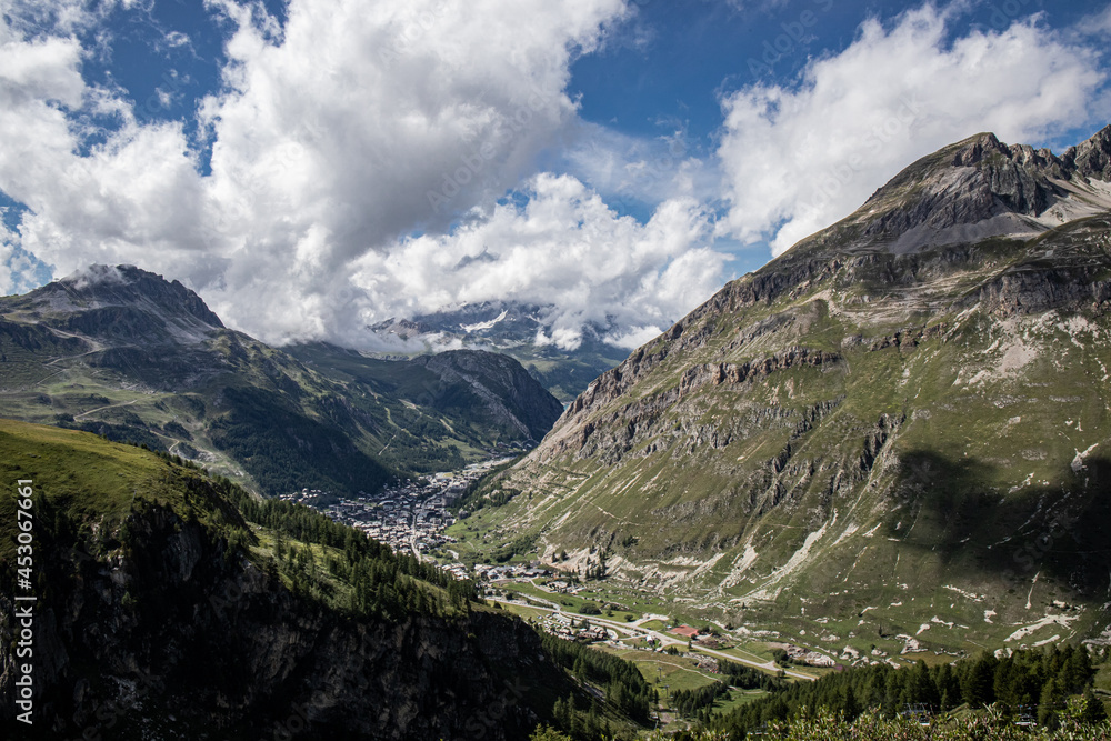 Fototapeta premium payage de campagne et de montagne autour de Val d'Isere en savoie dans les alpes francaise avec jolie vue sur la vallée 