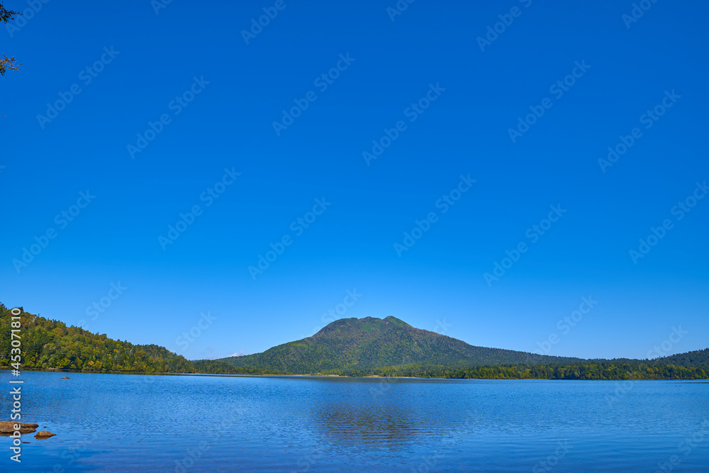 秋の尾瀬 尾瀬沼南岸から燧ヶ岳を見る