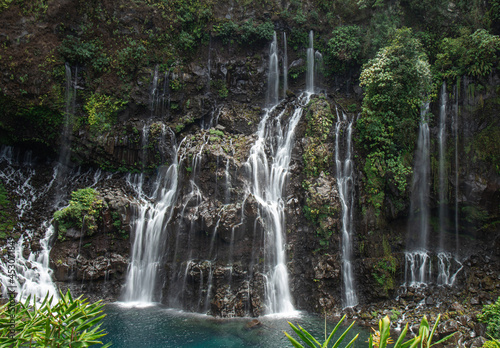 Cascade en pose longue avec rochers et arbre sur l'ile de la Réunion.