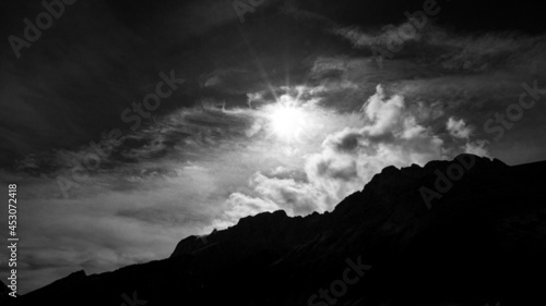 ciel en fin de journée en noir et blanc