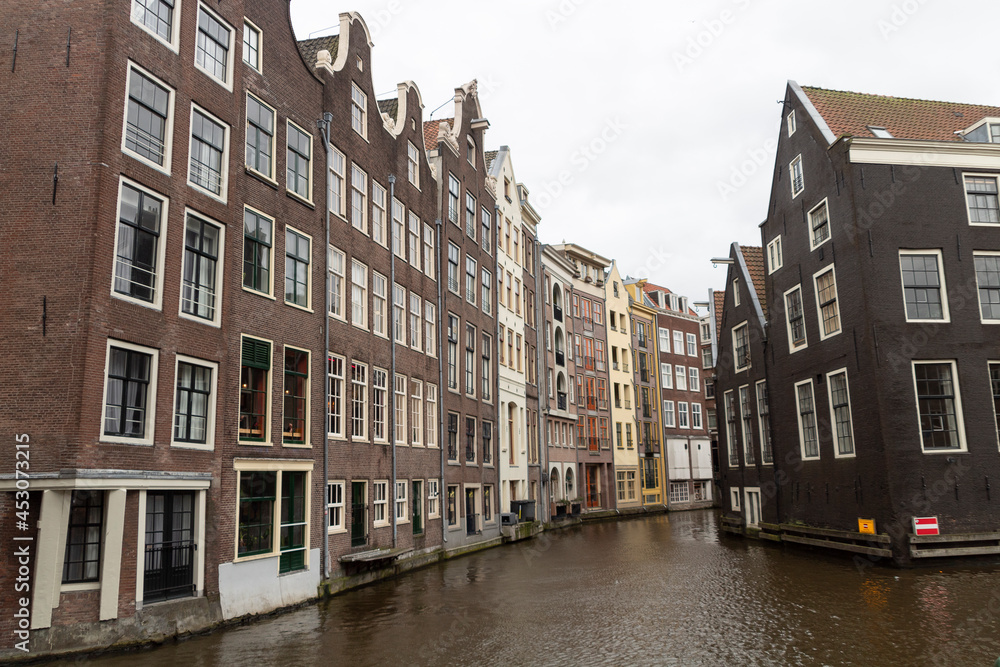Canal y casa de la ciudad de Ámsterdam