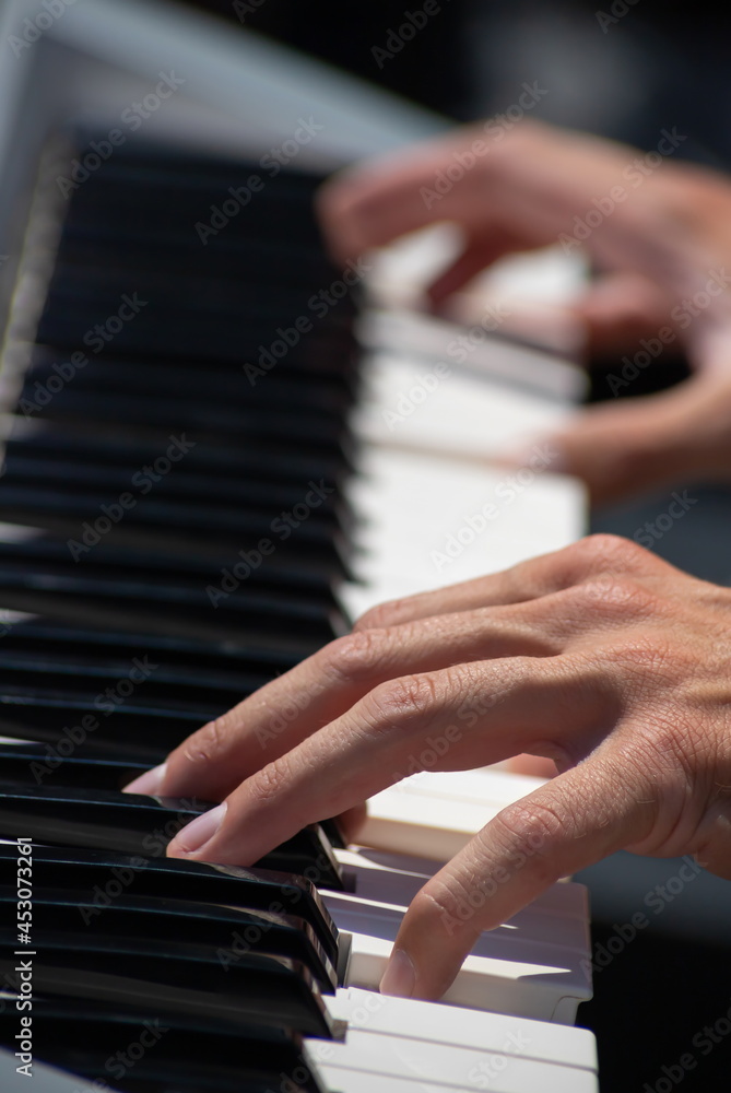 Obraz premium Pianist Play The Keys Of The Electronic Piano