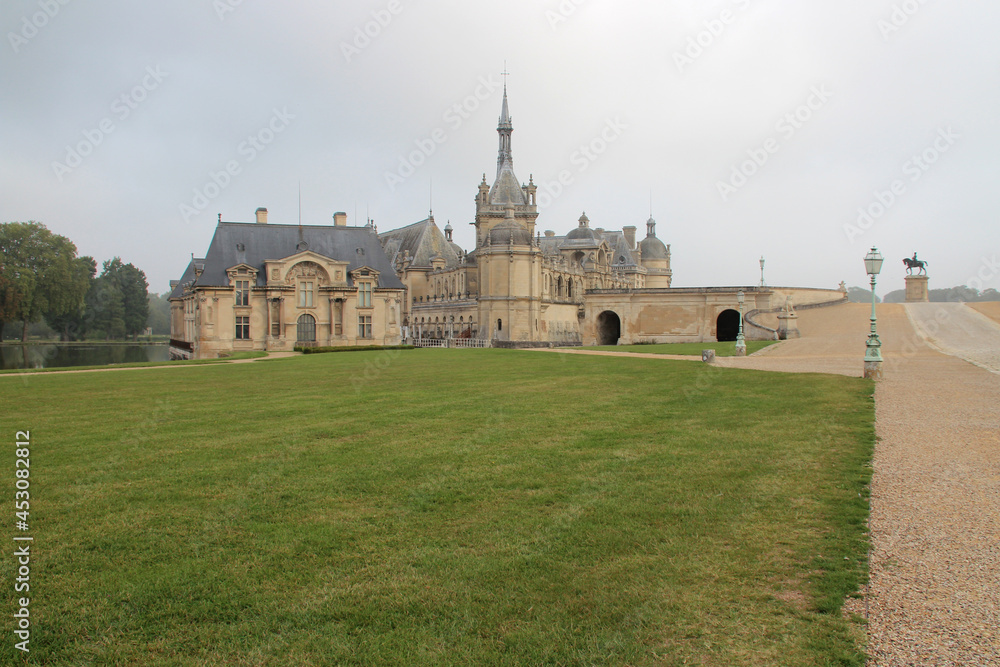 Fototapeta premium chantilly castle - france 