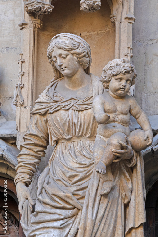 statue à l'entrée de la basilique Saint-Pierre d'Avignon