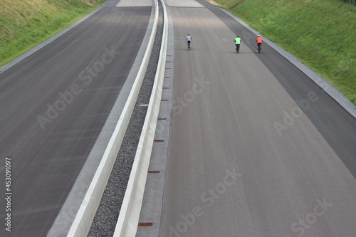 Fahrradfahrer auf der leeren Autobahn.