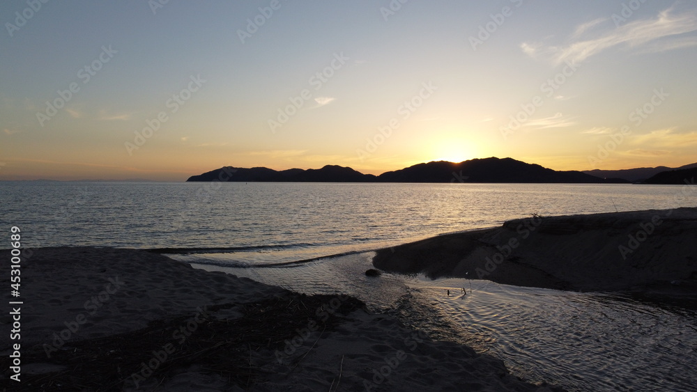 Obraz premium 日本の夕日と海!地球のヒカリ