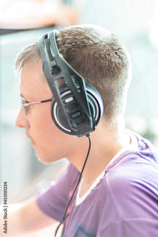 Foto de technology, teenager, computer, game, headphones, gamer, online ...