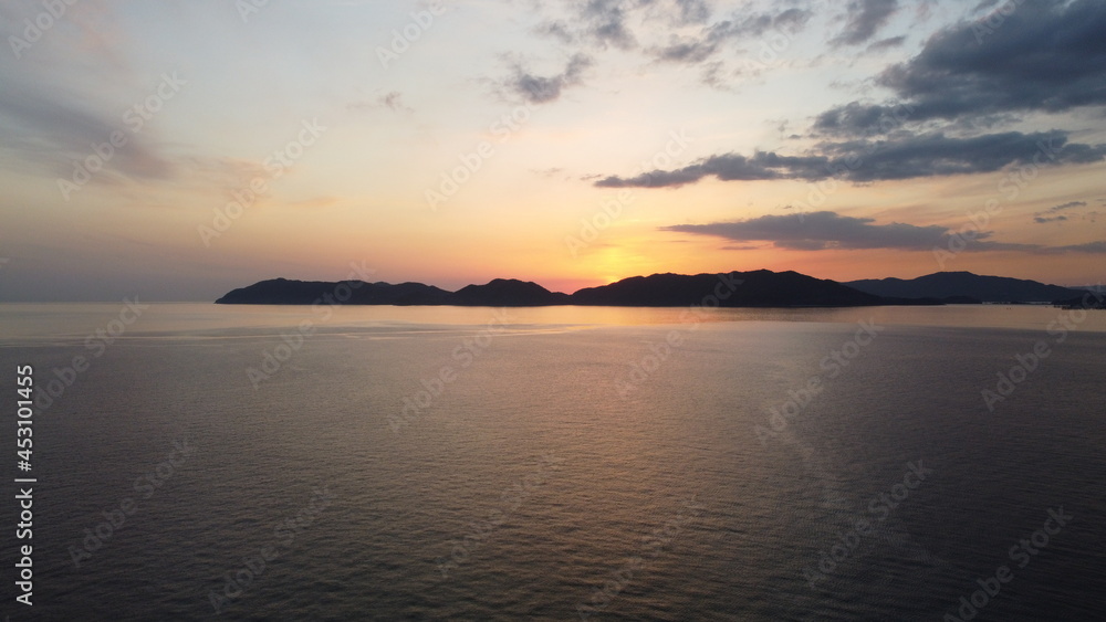 日本の夕日と海！地球のヒカリ