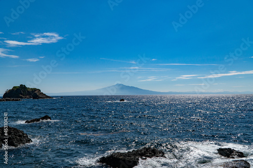 飛島から見る鳥海山