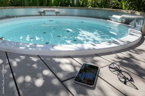 露天風呂ですごす休日 もしくはワーケーション outdoor bath with smart phone and glasses