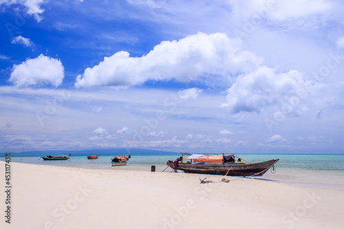 Fototapeta Naklejka Na Ścianę i Meble -  beautiful beach at Mantabuan Island, Samporna Sabah
