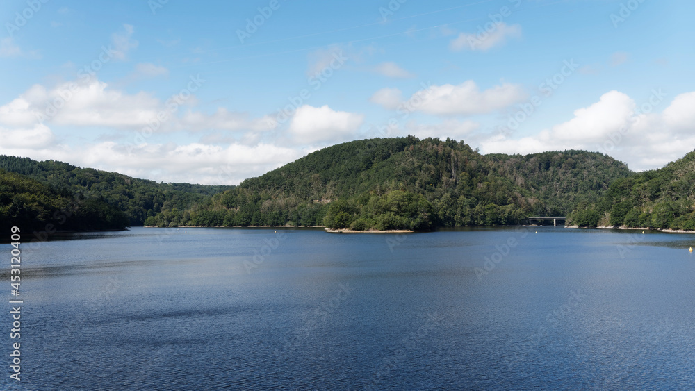 Plan d'eau des Fades-Besserve vu depuis la RD 62 entre le pont barrage et le viaduc des Fades. Lac d'Auvergne - Nature et patrimoine des Combrailles Plan d'eau des Fades-Besserve vu depuis la RD 62 entre le pont barrage et le viaduc des Fades. Lac d'Auvergne - Nature et patrimoine des Combrailles