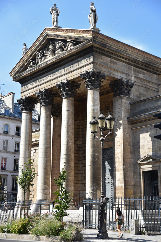 Colonnade de Notre-Dame-de-Lorette à Paris, France