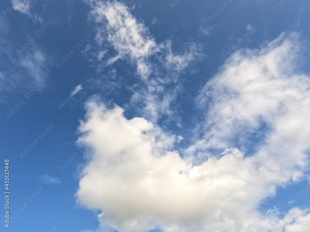 Obraz premium Blue sky background with clouds