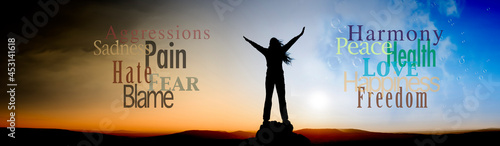 Frau in einer Landschaft mit ausgebreiteten Armen mit positiven und negativen...