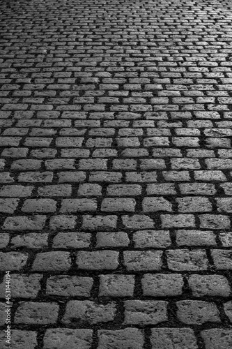 Kopfsteinpflaster Straße Platz Weg Steine Basalt historisch alt Stadt Deutschland Struktur Raster Hintergrund schwarz weiß Graustufen Kontrast Fugen Perspektive Verkehr rauh haltbar Geschichte Verkehr
