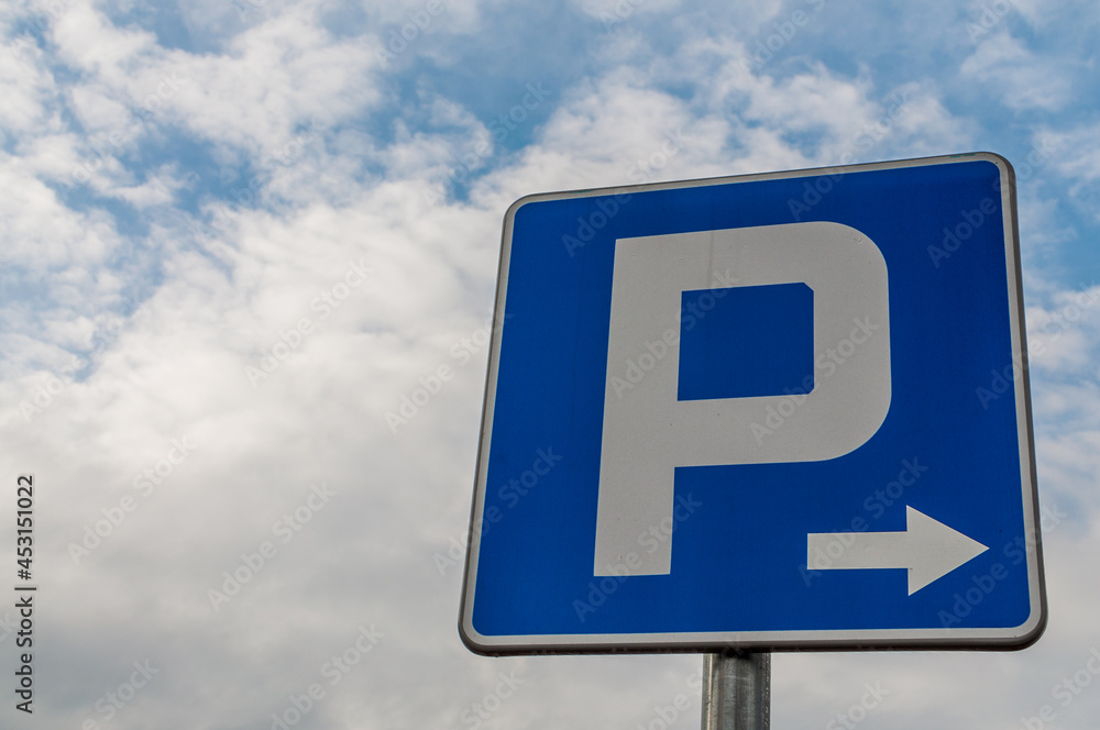 Niebieski znak drogowy parking - obrazy, fototapety, plakaty 