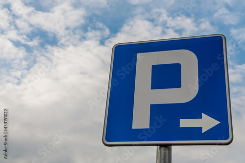 Niebieski znak drogowy parking