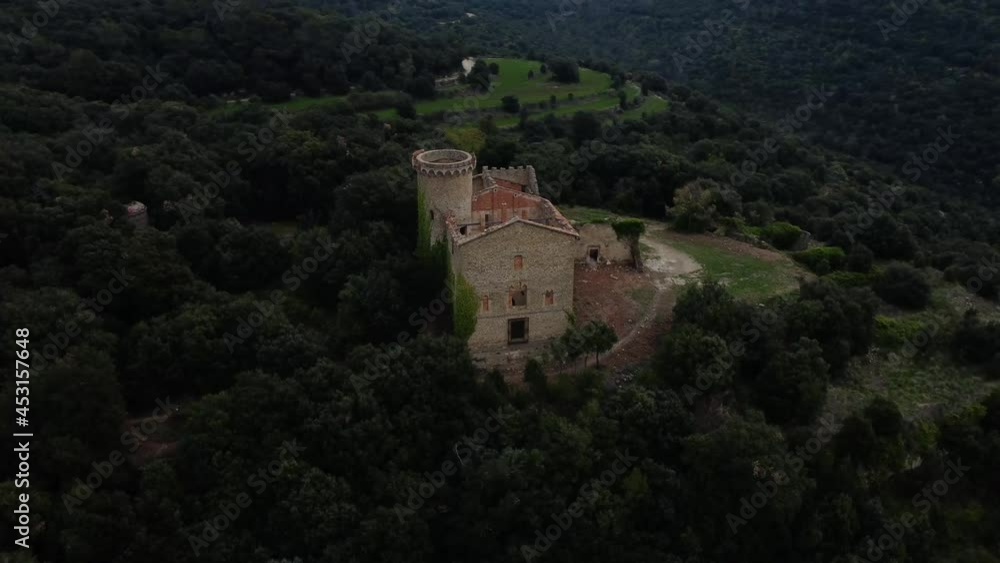 Vista aerea del castillo de clascar en dia nublado, Catalunya España Vista aerea del castillo de clascar en dia nublado, Catalunya España