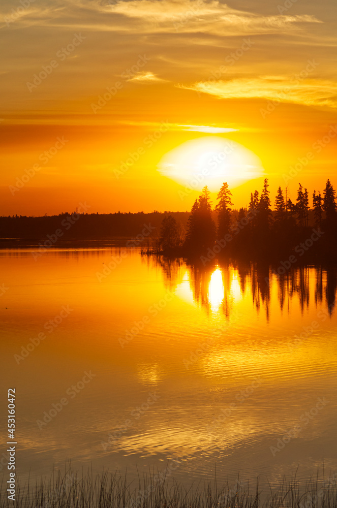 Obraz premium A Glowing, Colourful Sunset at Astotin Lake
