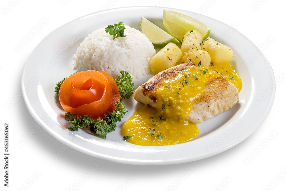 Peixe grelhado com molho de mostarda com arroz e batatas soutê, prato executivo, em fundo branco para recorte.