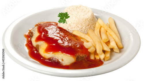 Filé Mignon á parmegiana com queijo derretido e molho de tomate, com batatas fritas e arroz. prato executivo em fundo branco para recorte.