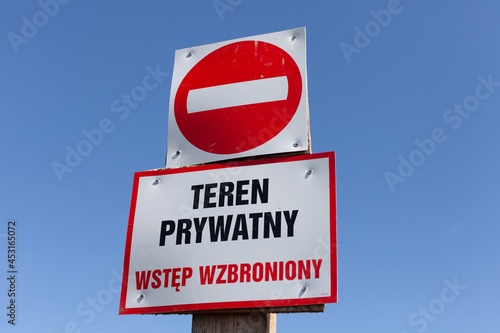 Fotografi Information board, private property inscription. No entry.