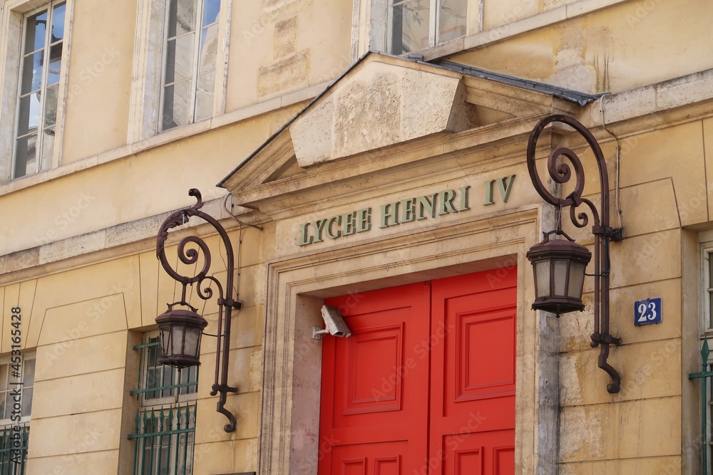 Façade et porte d’entrée du prestigieux lycée Henri IV, célèbre école à ...