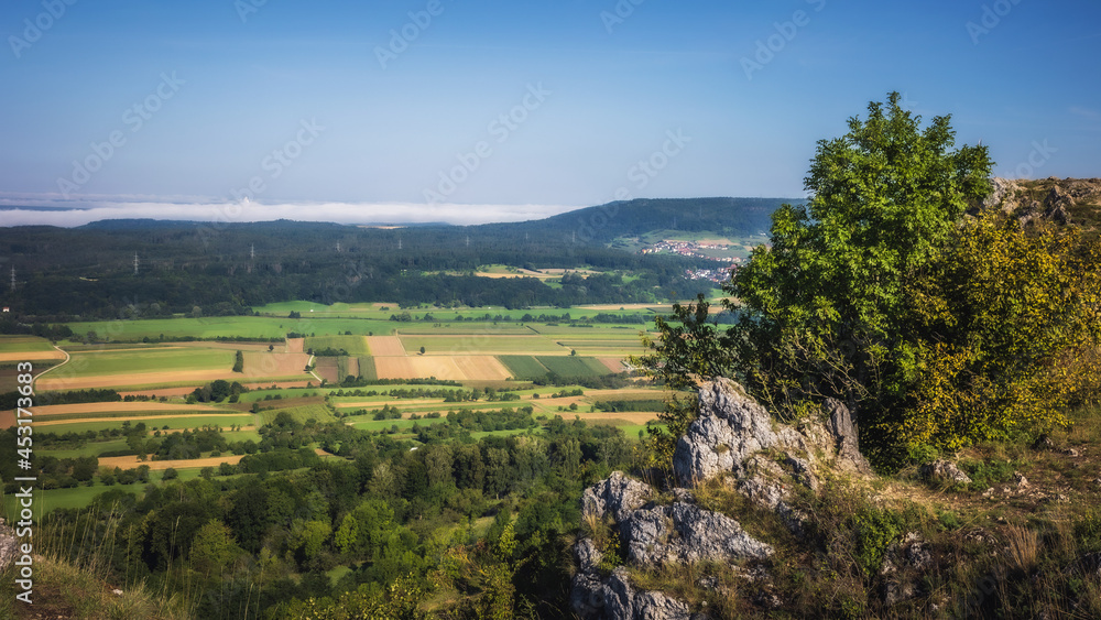 Fototapeta premium Walberla, Berg in Oberfranken. Ausflugsziel für Wanderer in Bayern, Deutschland im Sommer