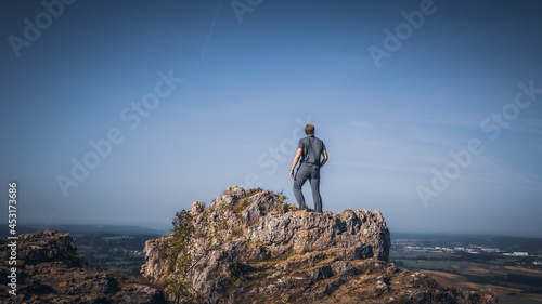 Junger Mann sieht in die Ferne auf einem Fels in Oberfranken in Bayern in Deutschland © andiz275