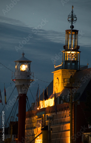 Fototapet Emden, Rathausturm und Feuerschiff bei Abend