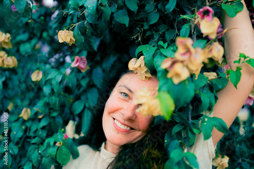 Mujer sonriendo en la naturaleza 