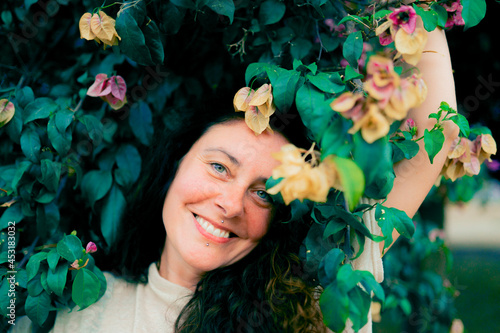 Mujer sonriendo en la naturaleza 