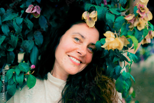 Mujer sonriendo en la naturaleza 