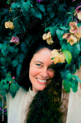 Mujer sonriendo en la naturaleza 