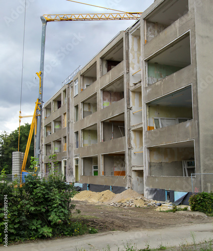 Eine Schule wird komplett entkernt und umgebaut für den Unterrricht der Generation der Zukunft. photo