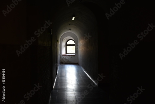 Nisza okienna w ciemnym korytarzu © EwaAF